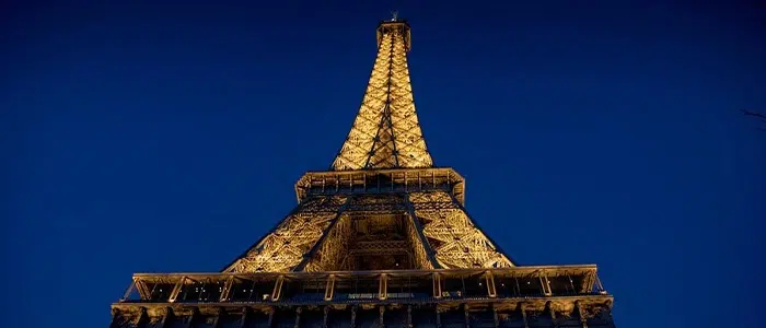Fotografía de la Torre Eiffel en París, Francia.