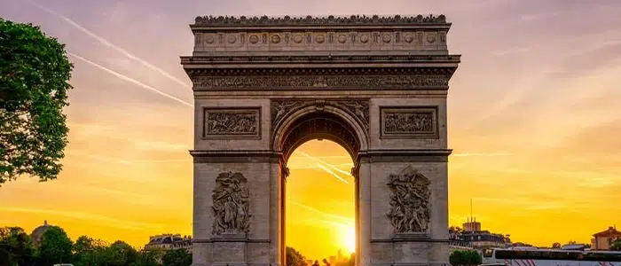 Arco del triunfo en París. De fondo se ve un atardecer.