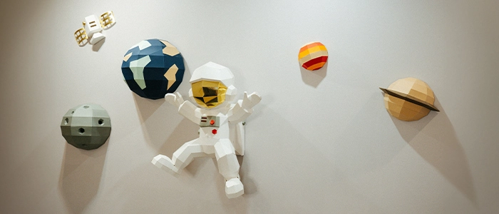 astronauta y planetas pegados de una pared