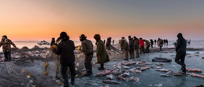 Personas pescando en hielo en Quebec.