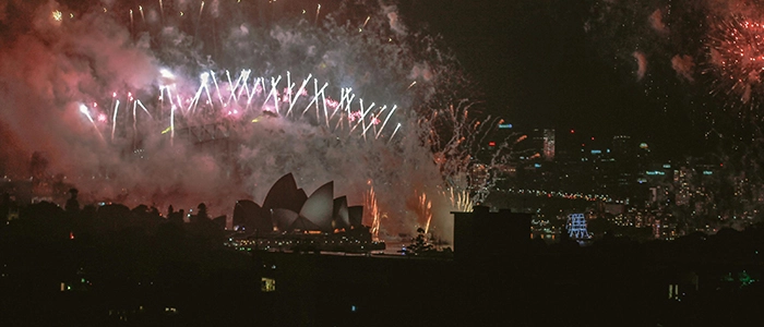 Espectáculo de fuegos artificiales durante fin de año en Sidney Australia.