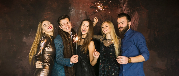 Cinco personas celebrando la llegada del año nuevo.