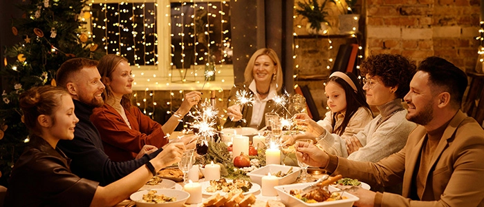 Familia alrededor de una mesa en la tradicional cena de navidad.