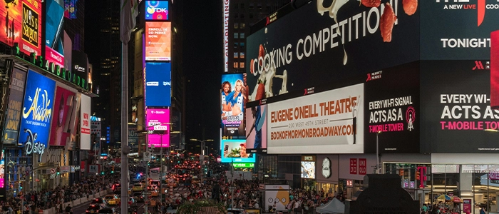 Multitud de personas en Times Square esperando la llegada de año nuevo.