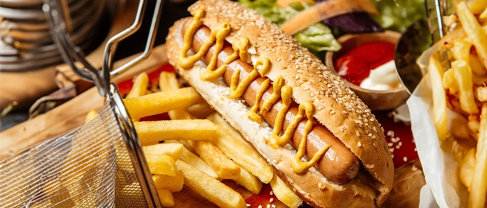 Un hot dog, acompañado de papas fritas, uno de los platos típicos de Estados Unidos.