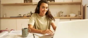 Mujer de cabello crespo practicando inglés online