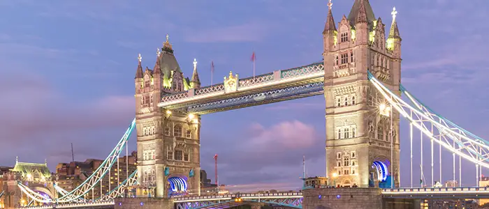 Tower Bridge al anochecer en Londres iluminado con luces